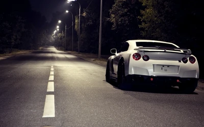 Nissan GT-R Nismo 2015 estacionado en una carretera tranquila por la noche