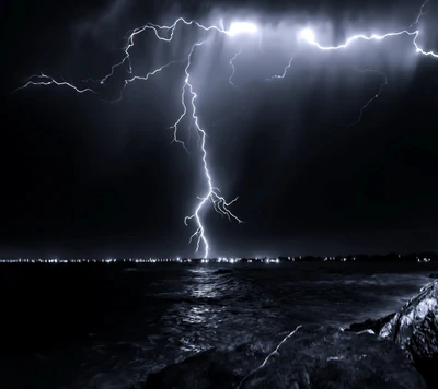 Relâmpago dinâmico sobre um mar tempestuoso