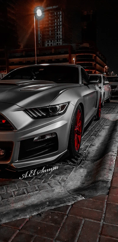 Mustang argenté élégant avec des accents rouges la nuit