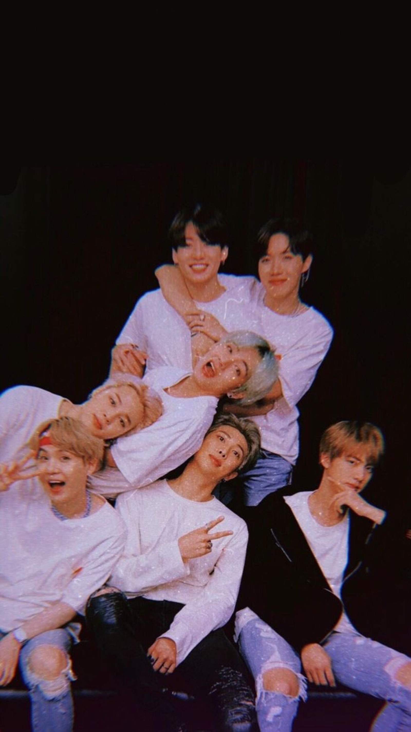 Grupo de jóvenes posando para una foto juntos (bts, bts lockscreen, fondo de pantalla de bts, j hope, jhope)