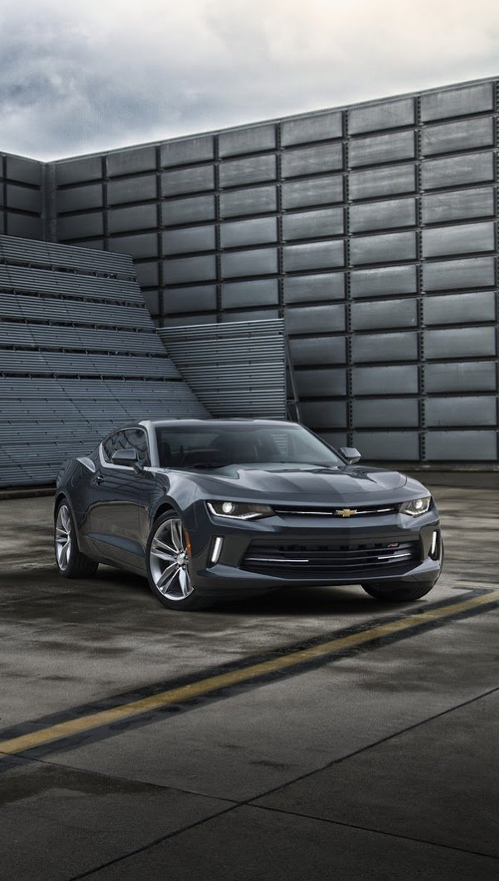 Крупный план автомобиля chevrolet camaro, припаркованного перед зданием (camaro, машина, шеви, chevy, новый)