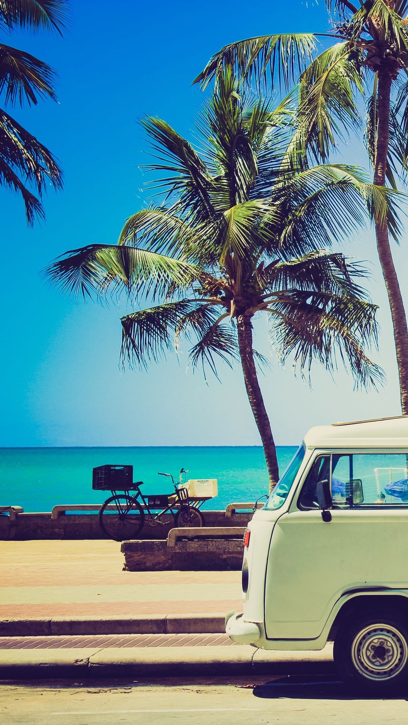 Há uma van estacionada ao lado da estrada perto da praia (paisagem, praia)