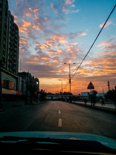 Beau lever de soleil à Karachi : Un ciel matinal serein