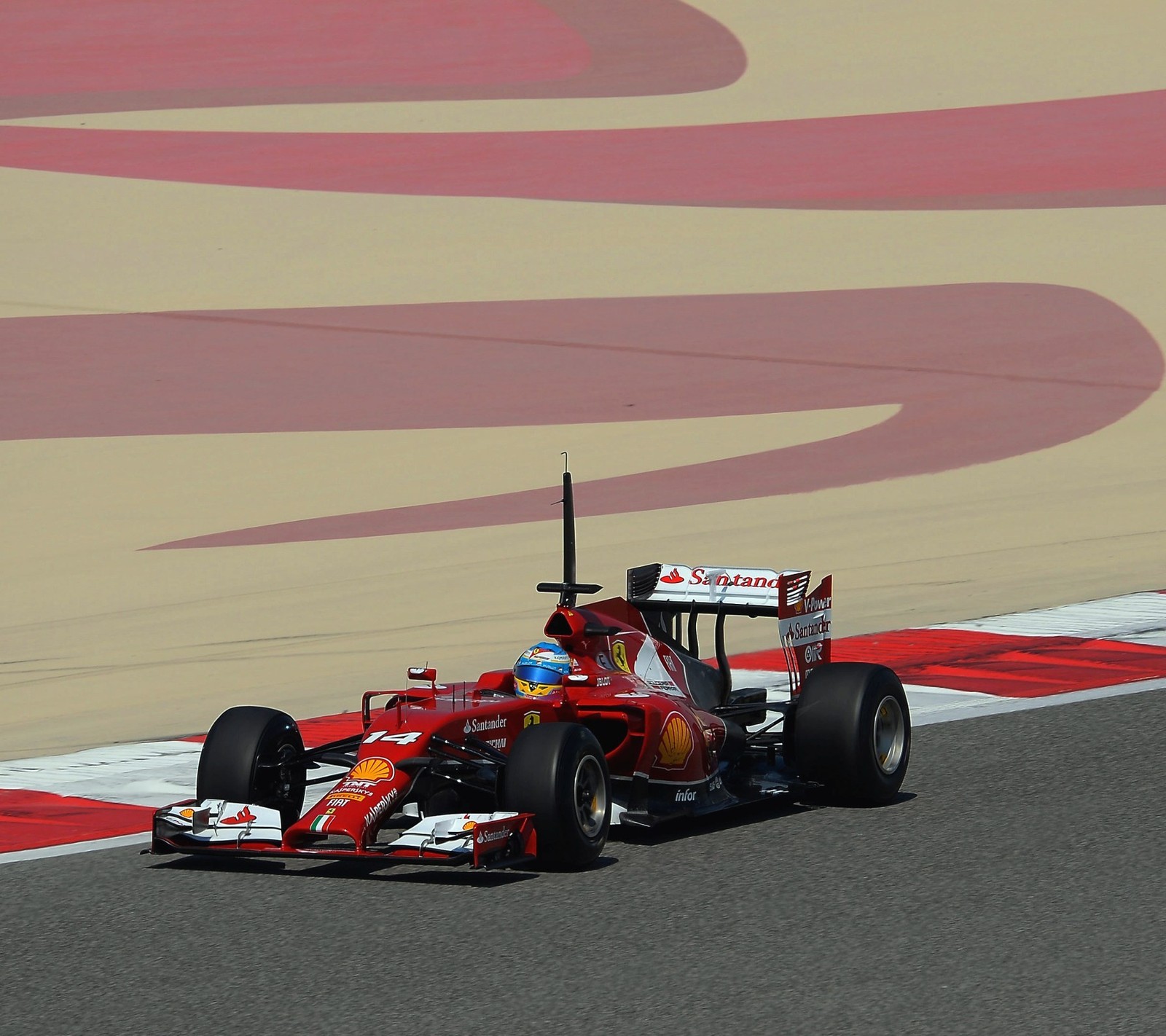 Une voiture de course arabe sur une piste avec une bande rouge et blanche (voiture, race)