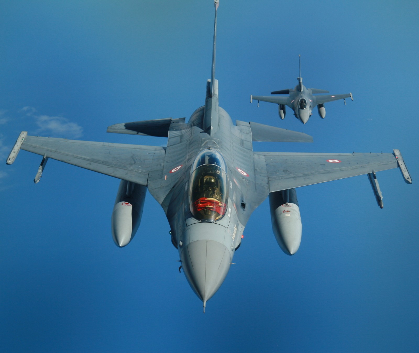 Há dois jatos voando no céu, um jato está voando (f 16, turco)