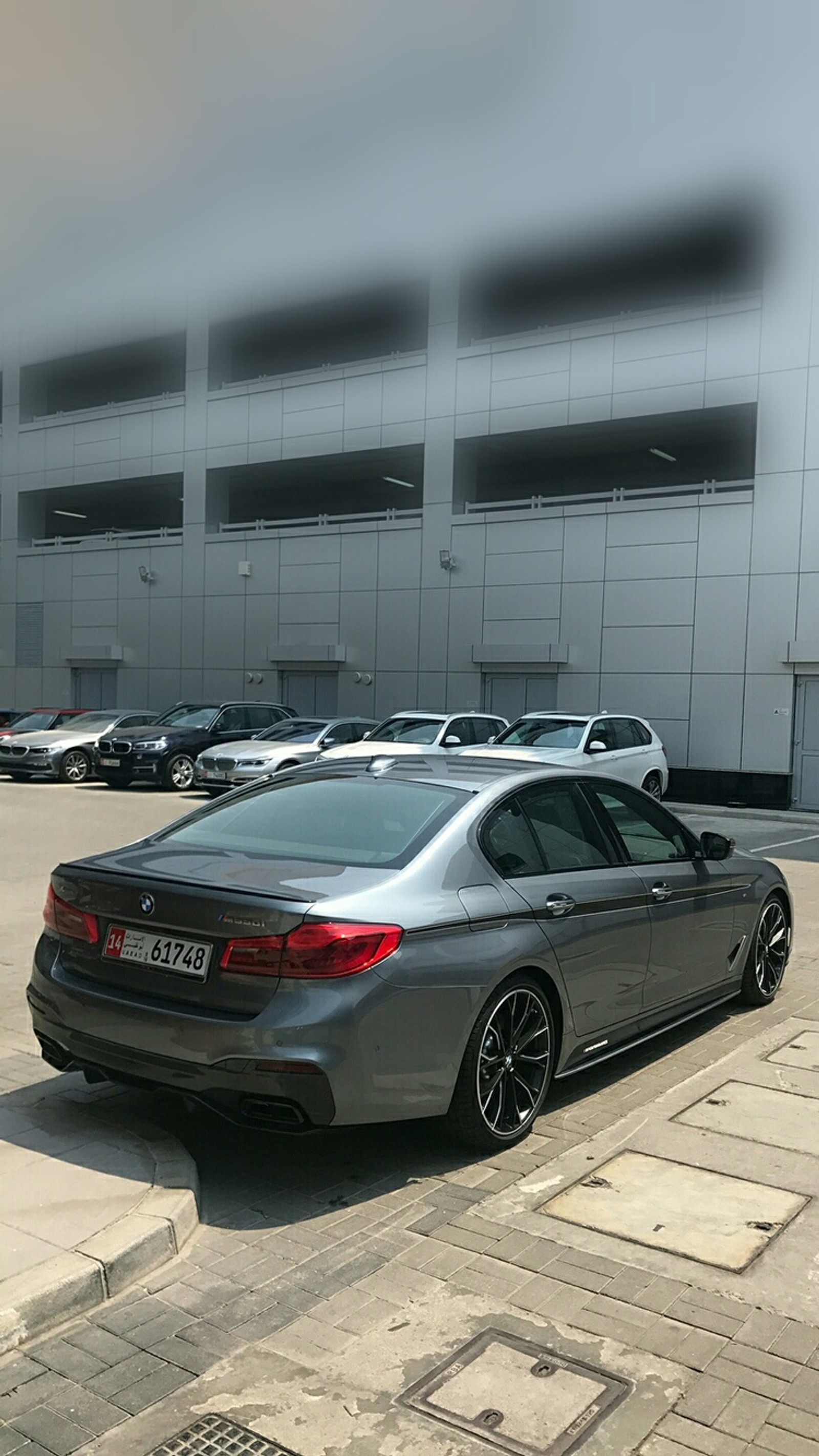 Voiture bmw garée devant un bâtiment avec un parking (série 5, bmw, voiture, g30, gris)