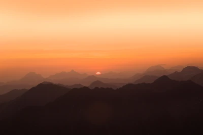 Gelassener Sonnenuntergang über majestätischen Bergen