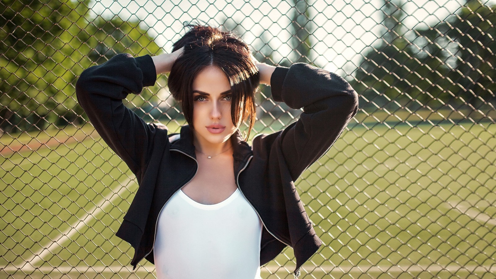 Una mujer árabe con camisa blanca y chaqueta negra posando para una foto (cabello, belleza, genial, labio, peinado)