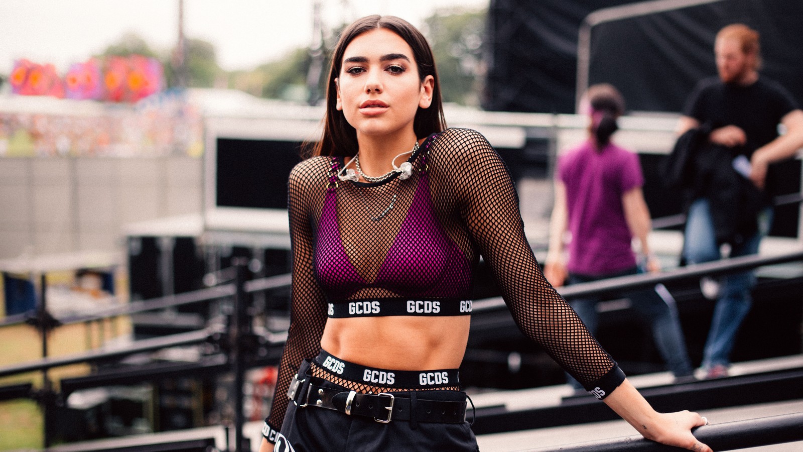 Mujer en un top de malla y pantalones negros posando para una foto (dua lipa, cantante, celebridad, niña)