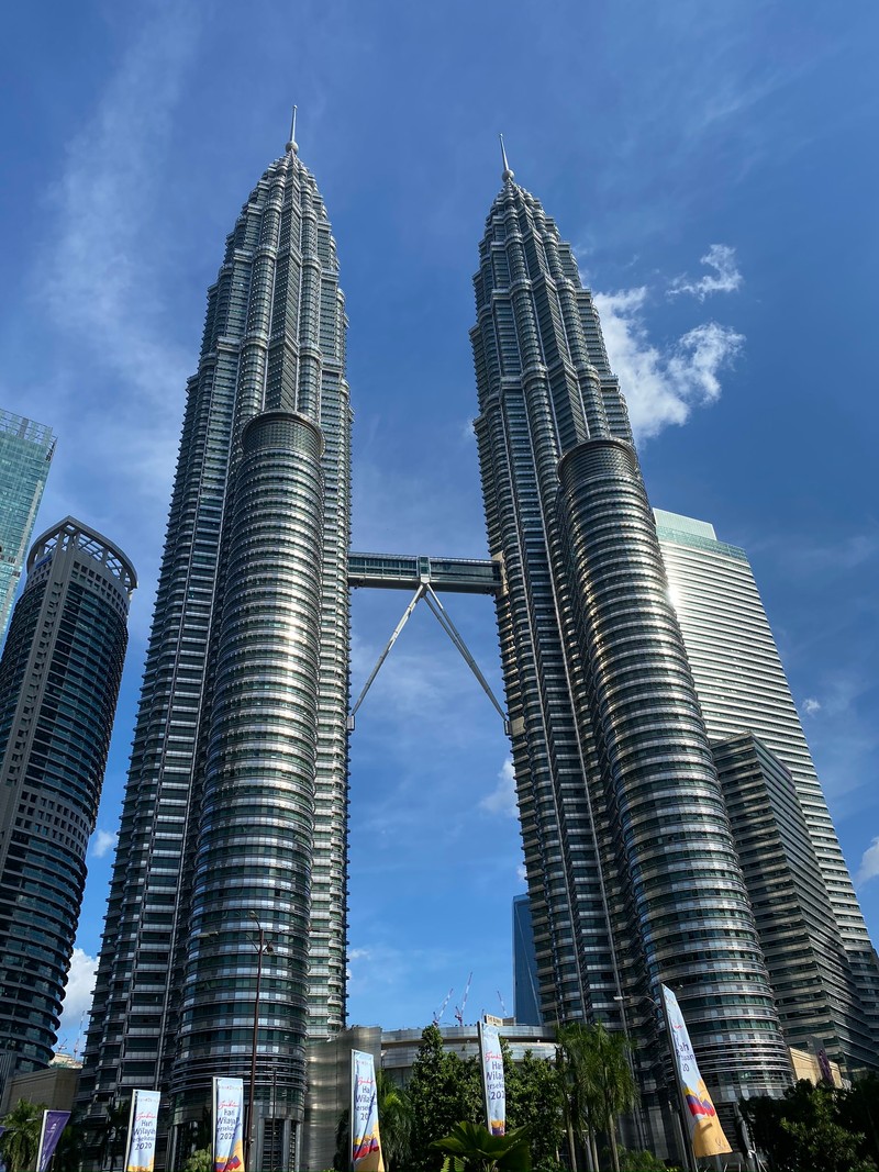 Жирафы высоких зданий в городе на фоне неба (петронас, кuala lumpur, башенный блок, башня, дневное время)