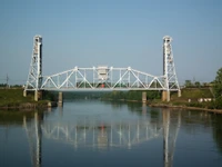 Beeindruckende Schrägseilbrücke, die sich über einen ruhigen Fluss spiegelt