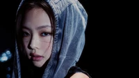 Kim Jennie en un primer plano impactante, exudando confianza y atractivo, que recuerda su era 'Pink Venom'.