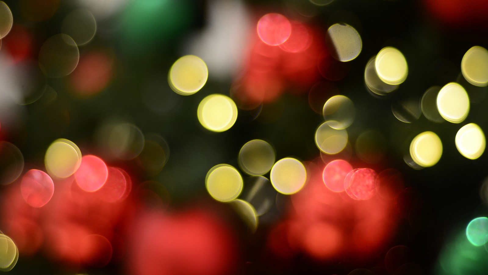 Um close de uma árvore de natal com muitas luzes (bokeh, luz, iluminação, cor, noite)