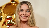 Margot Robbie irradia elegância no Oscar