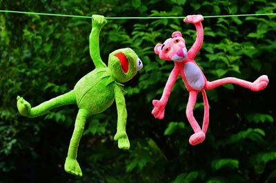 Juguetes de peluche juguetones colgando en la naturaleza