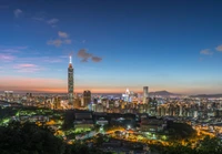 Torre Taipei 101 iluminando o horizonte urbano ao anoitecer