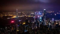 Vibrante paisagem noturna da cidade dos arranha-céus e luzes urbanas de Hong Kong