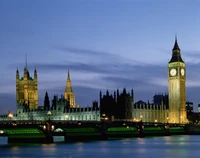 Big Ben al anochecer: Torre del reloj icónica con vistas al Támesis y al horizonte de la ciudad