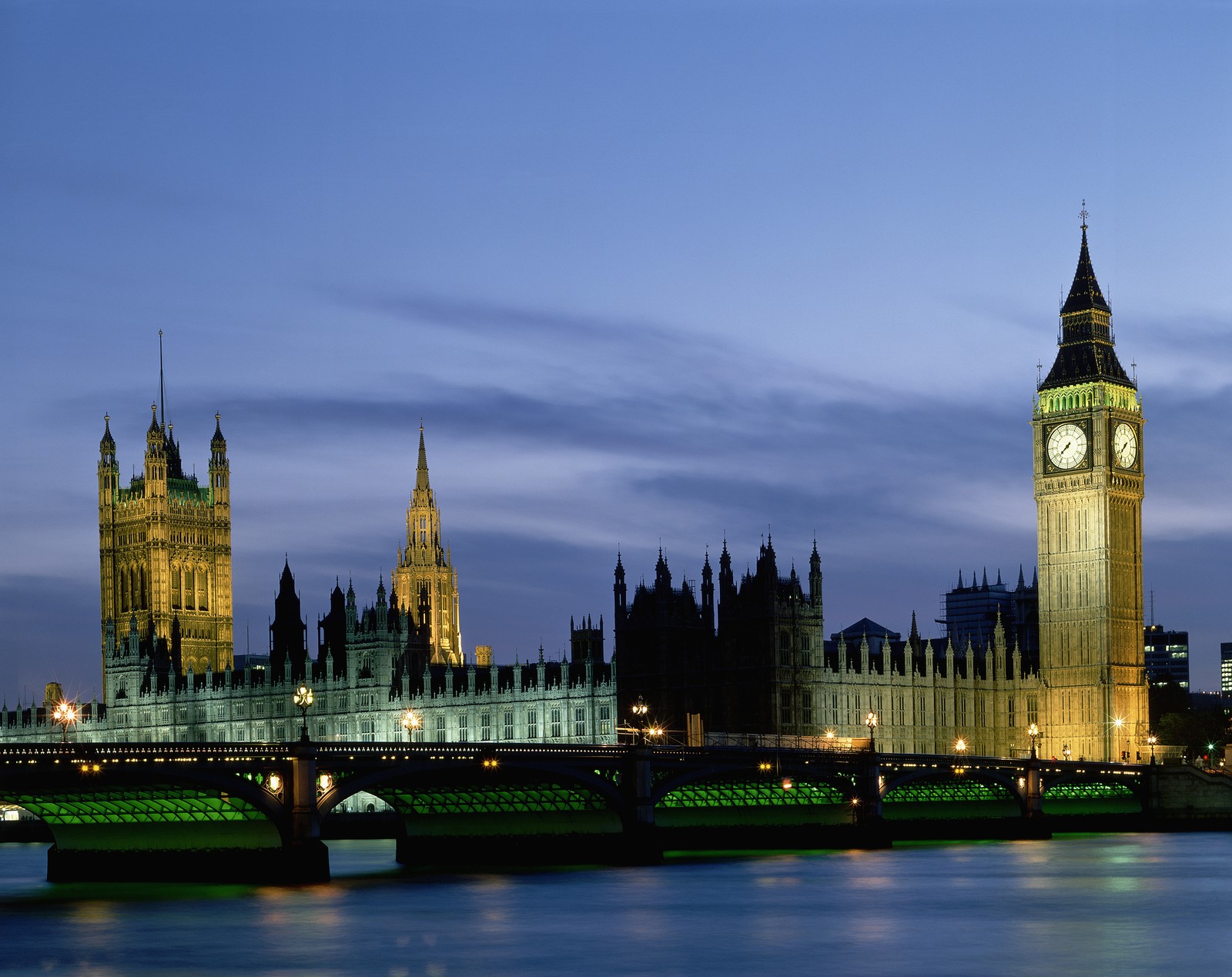 Vista arafed de un puente y una torre del reloj a lo lejos (big ben, hito, torre, ciudad, aguja)