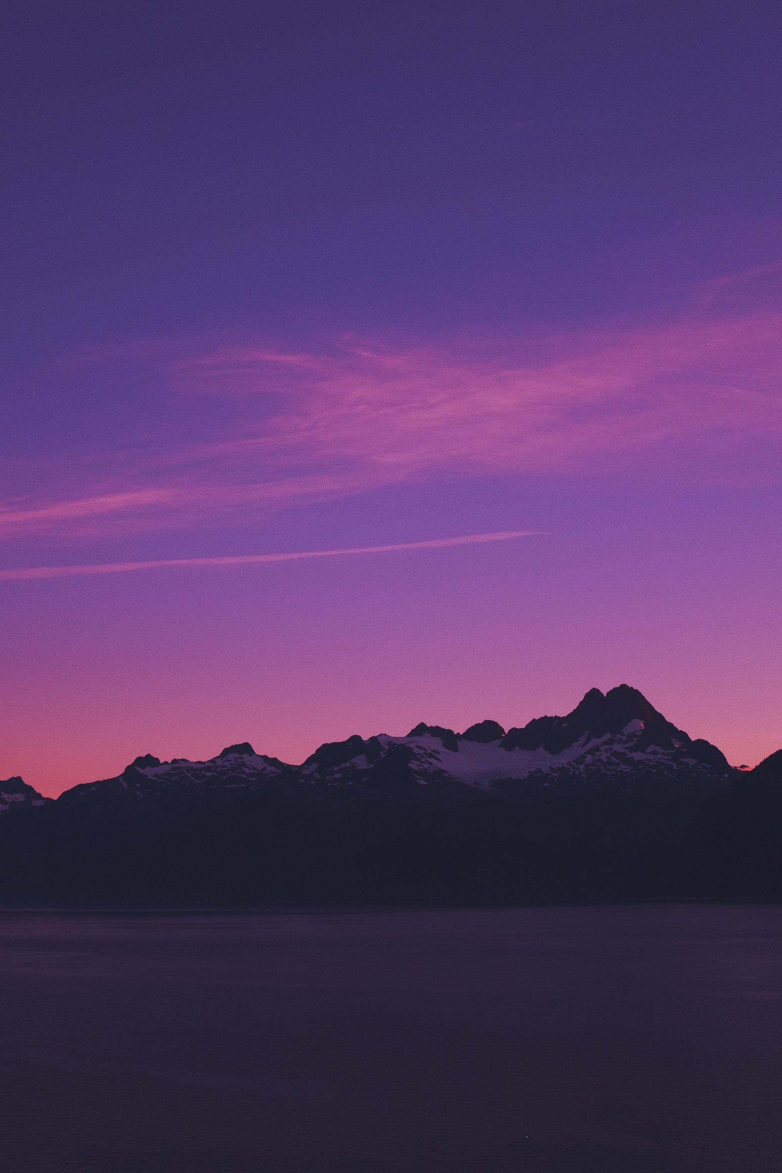 Ciel violet avec quelques nuages et des montagnes en arrière-plan (violet, rose, horizon, bleu, rouge)