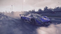 Pagani Zonda courant sur des pistes pluvieuses