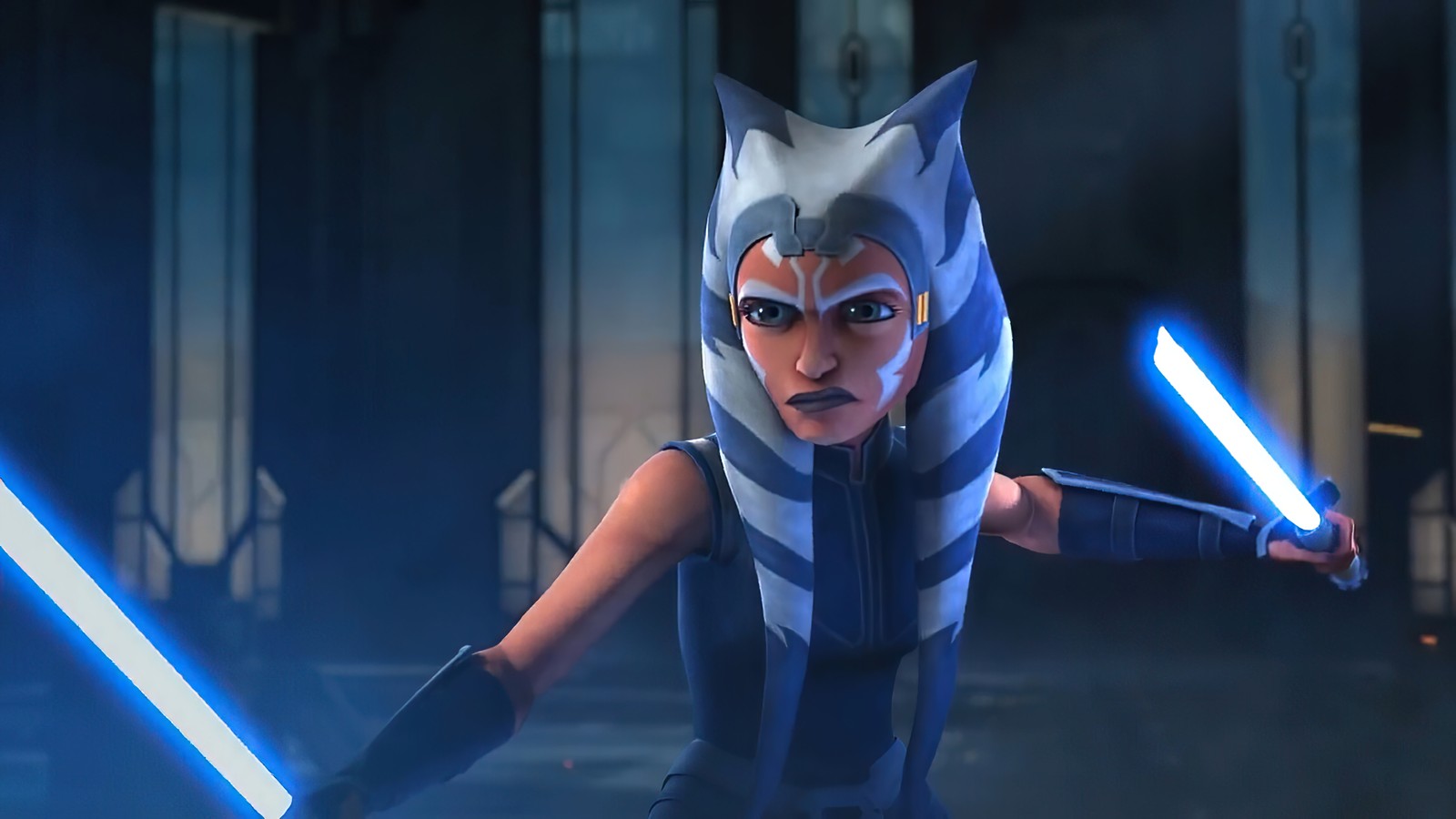 Una mujer en un disfraz de star wars sosteniendo dos sables de luz (ahsoka tano, star wars las guerras clónicas, series de televisión)