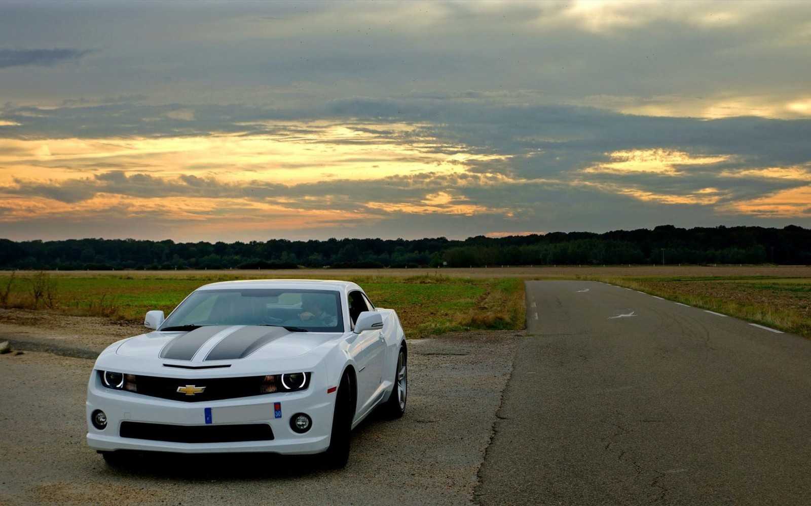 Белый автомобиль припаркован на дороге на фоне заката (шевроле камаро, chevrolet camaro, машина, chevrolet, спортивный автомобиль)