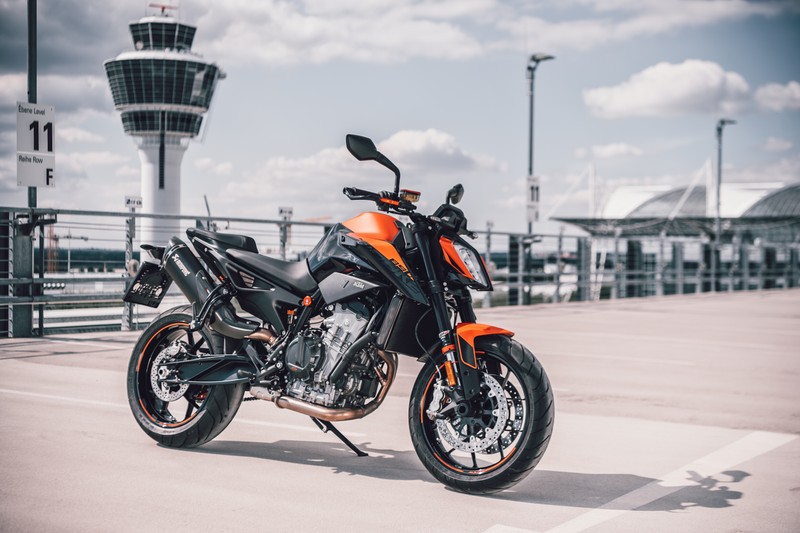 Крупный план мотоцикла, припаркованного на парковке (ktm 890 дук, ktm 890 duke, 2021, 5k, велосипеды)