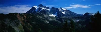 Majestätische Gebirgskette in einer ruhigen Wildnislandschaft