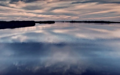 Reflexões noturnas sobre um lago tranquilo