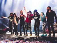 Guns N' Roses célèbrent une performance exceptionnelle lors de la finale de la tournée "Not in This Lifetime" sur scène, entourés d'une foule vibrante.