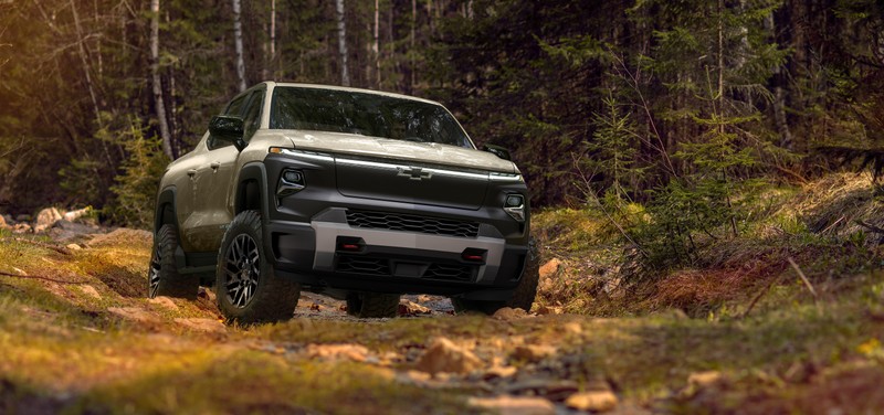 Зеленый chevy bronco 2020 едет через лес (chevrolet silverado ev, электрические грузовики, 2024, 5k, машины)