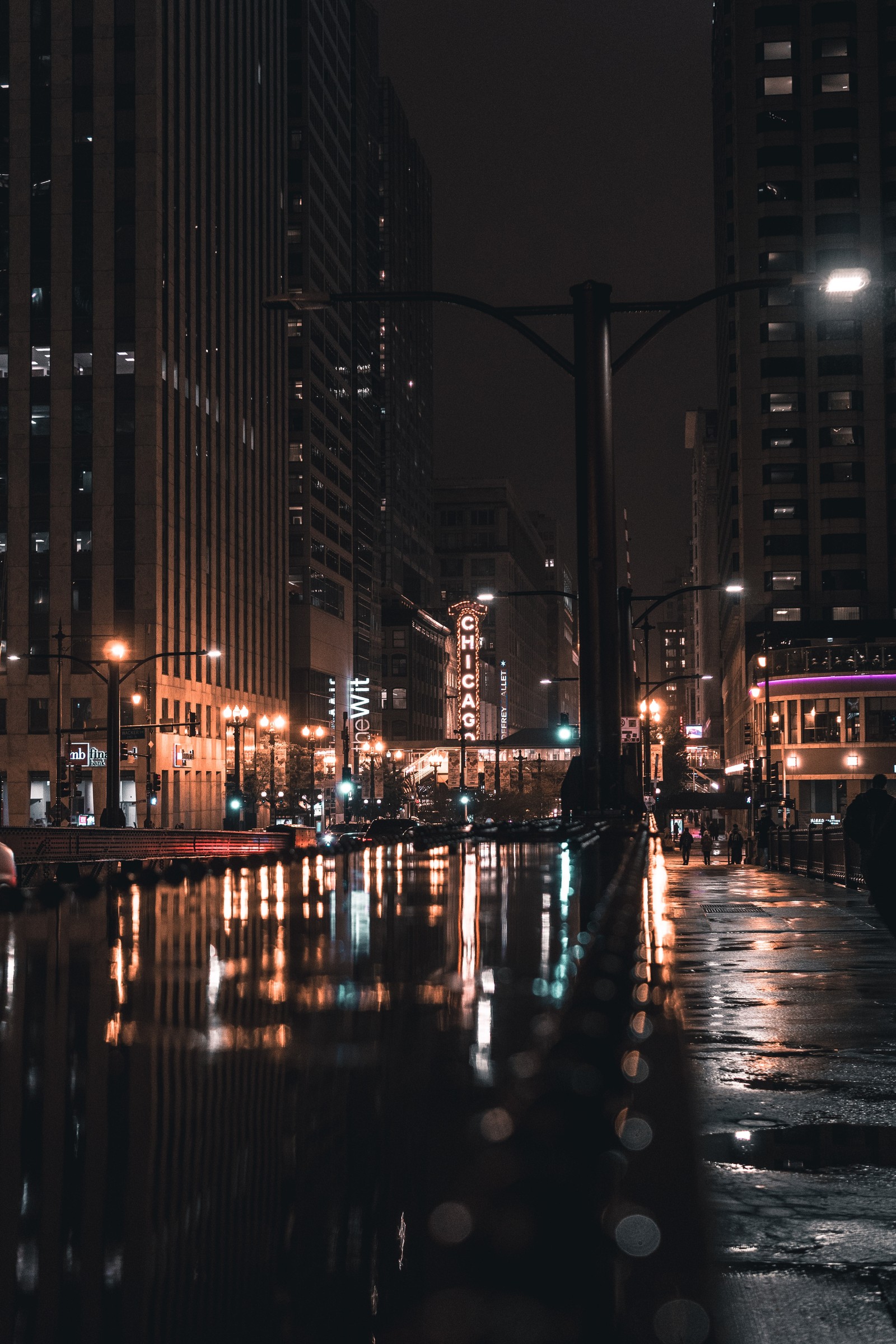 Nachtsicht einer stadtstraße mit viel verkehr (chicago, nacht, stadtgebiet, stadt, wasser)