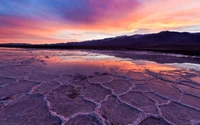 Amanecer vibrante sobre el desierto de roca negra: Una reflexión serena sobre las llanuras salinas