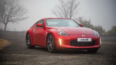 Nissan 370Z: Смелый спортивный автомобиль в туманном пейзаже