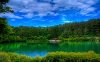 Lac de cratère serein entouré d'une nature luxuriante et d'eaux réfléchissantes