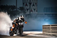 KTM 390 Duke Стант Перформер в действии с дымом и небом на фоне