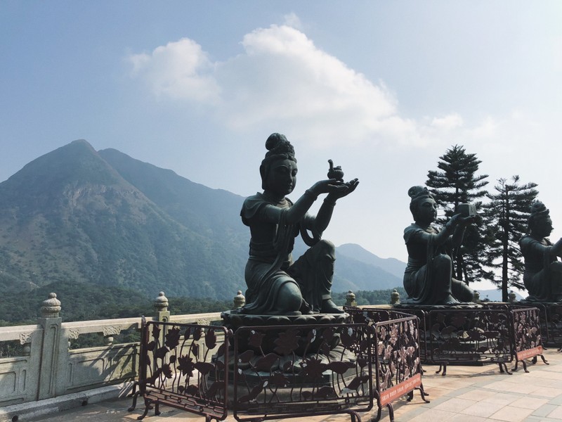 Статуи людей сидят на скамейке перед горой (гонконг, hong kong, будда тяньтань, tian tan buddha, статуя)