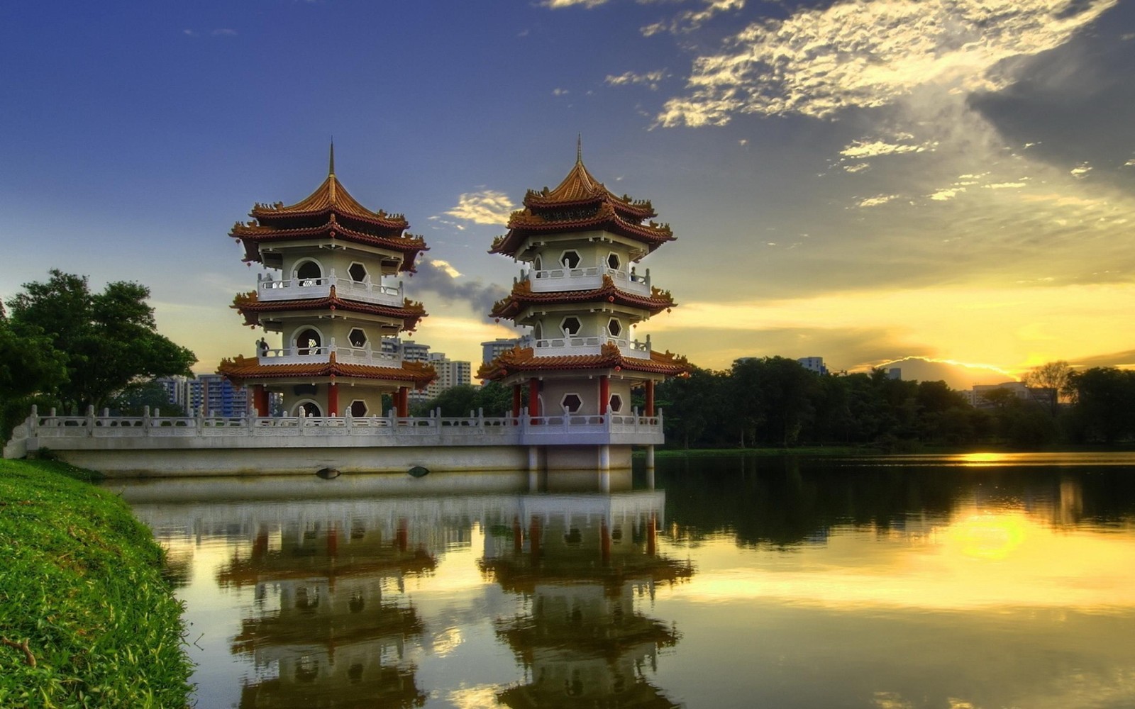 Una vista arqueada de dos pagodas en un parque con un lago (jardín chino, jardín, reflexión, arquitectura china, naturaleza)