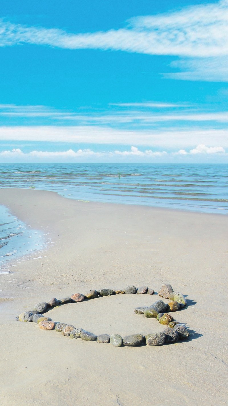 На пляже у воды круг из камней (любовь, романтика, море)