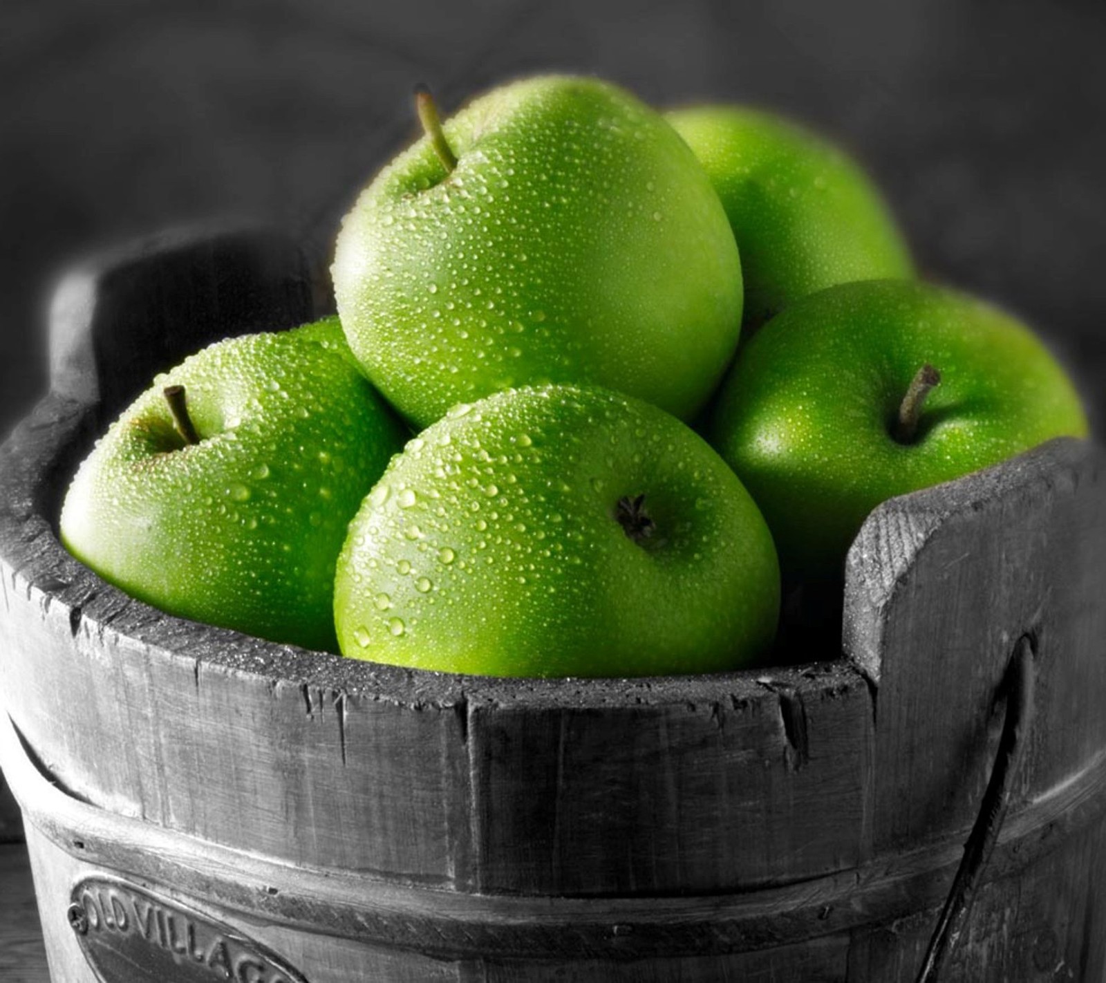 There are many green apples in a wooden bucket on a table (apples, fruits, green, hd)