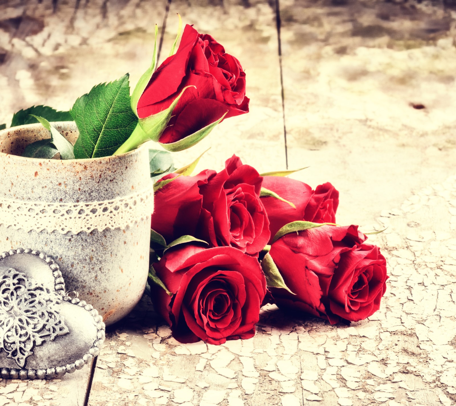 Des roses et un objet en forme de cœur sur une table en bois. (2016, génial, beau, amour)