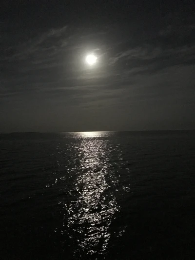 Reflexo da lua em águas tranquilas