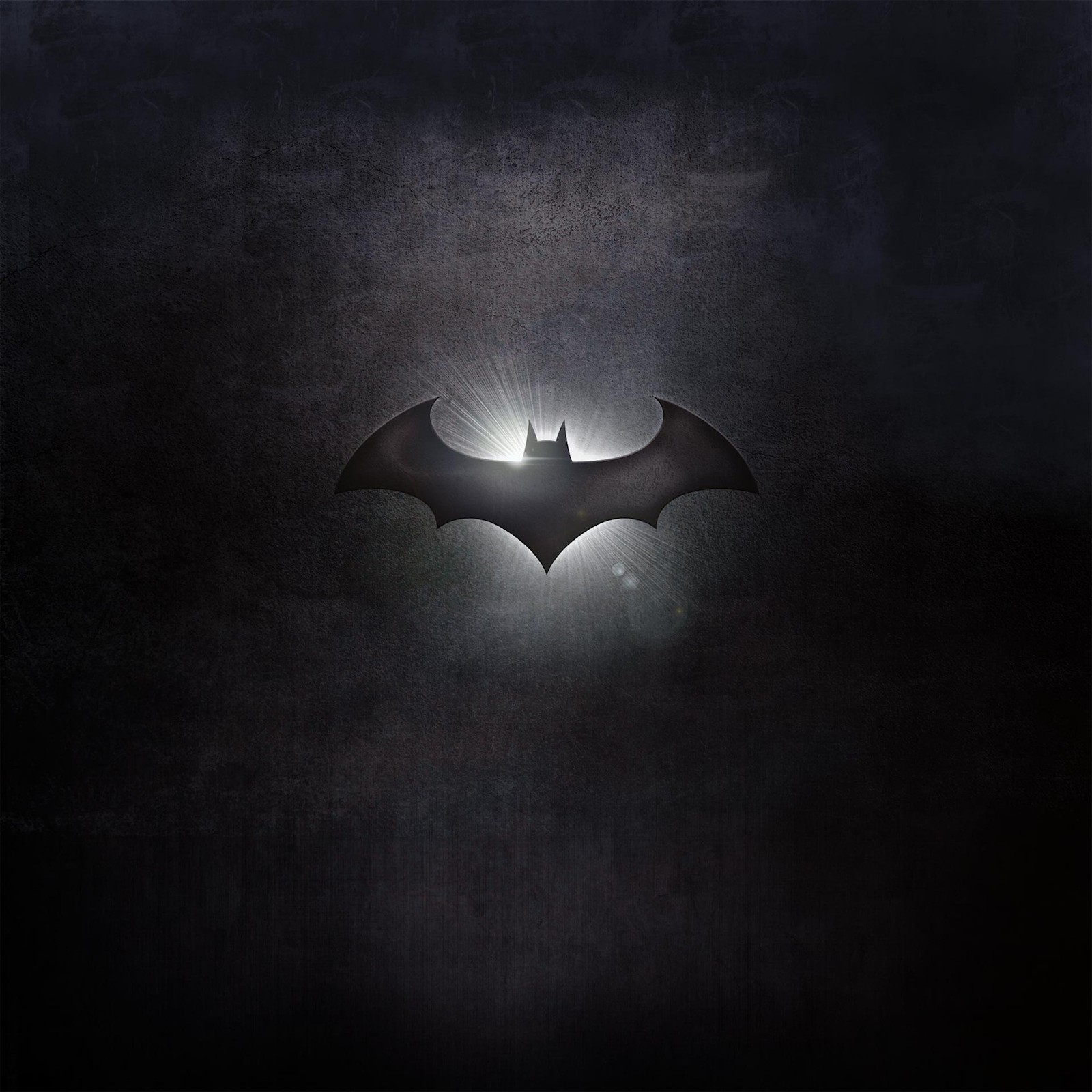 Logotipo do batman em um fundo escuro com uma luz brilhando através dele (batman, preto, escuro, ouro, hd)