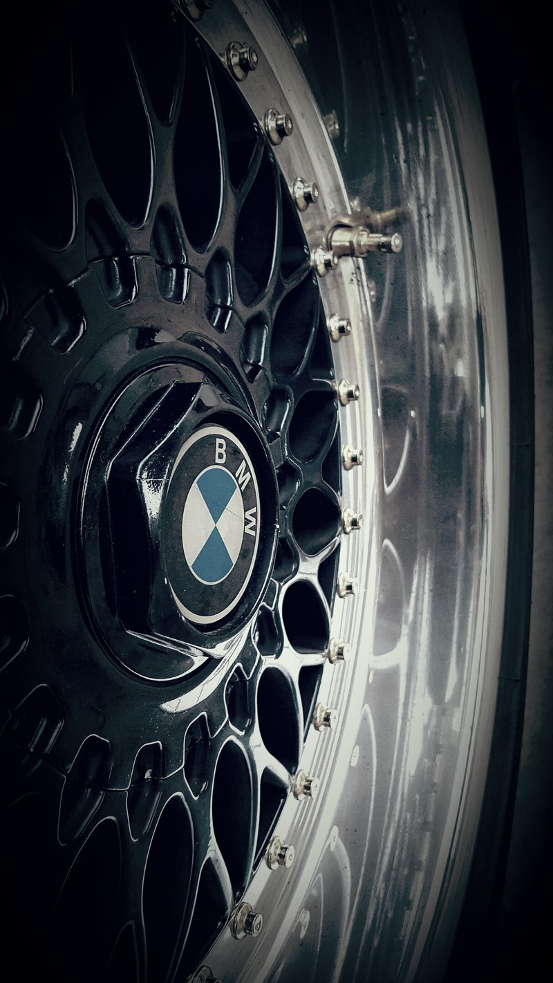 Близкий план колеса бмв с логотипом бмв на нем (bbs, bmw, bmw rim, bmw wheel, обод)