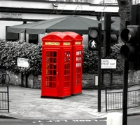 Cabina telefónica clásica de Londres en una esquina de la calle