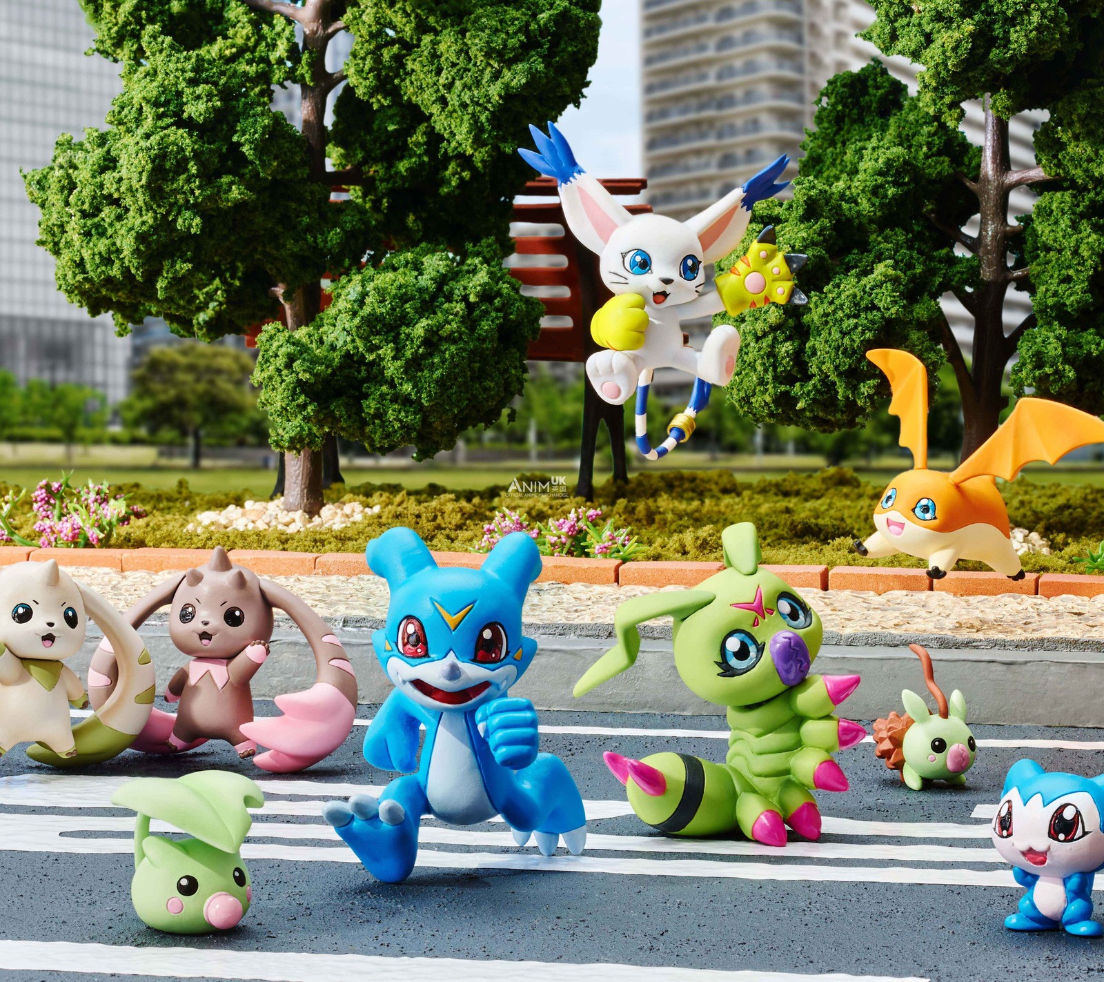 Há muitas figuras de pokémon na rua da cidade (anime, bandai, digimon, digital, monstro)