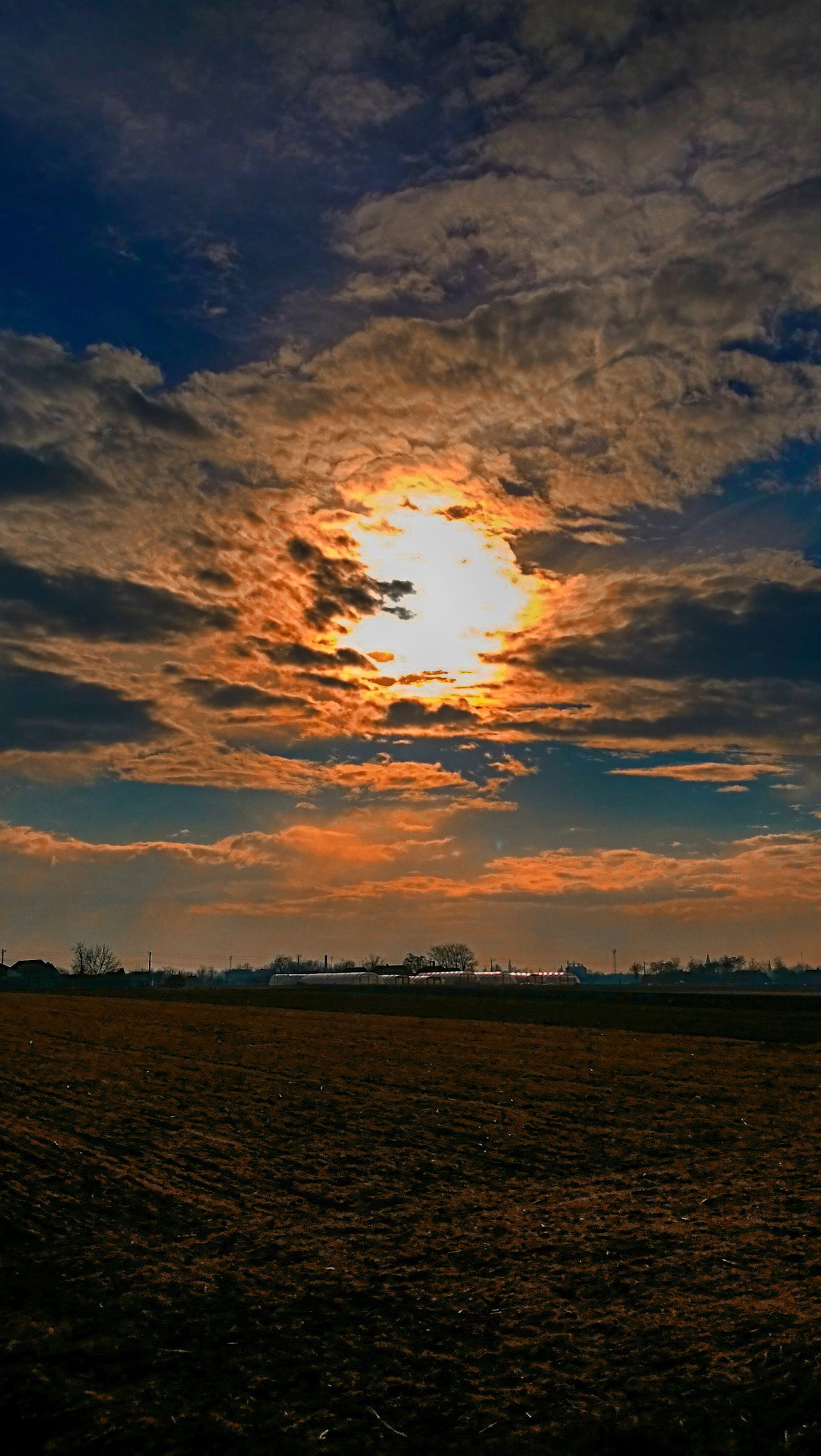 Vista araphed de um campo com um pôr do sol ao fundo (beleza, prata)