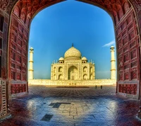 Lebendige Aussicht auf den Taj Mahal: Ein farbenfroher indischer Liebestempel