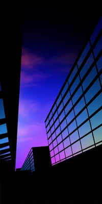 Crépuscule vibrant : un ciel violet et magenta encadré par une architecture moderne